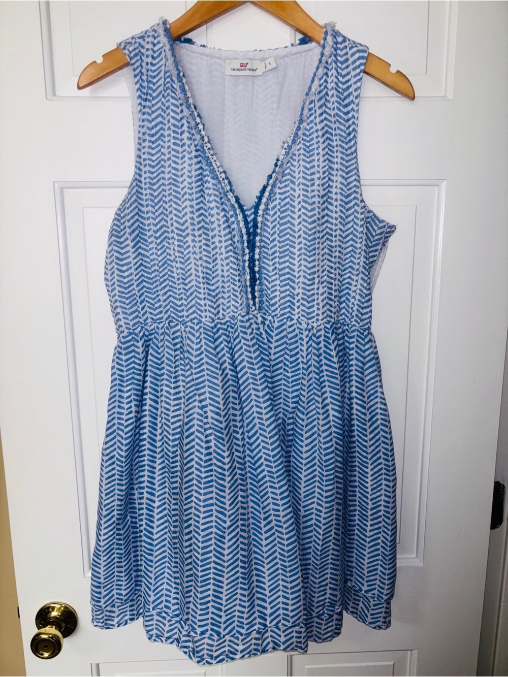 Vineyard Vines blue & white patterned sleeveless dress VNeck